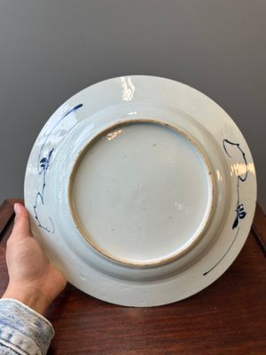 Twee Chinese blauw-witte schotels met floraal decor, Yongzheng — foto 8