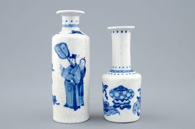 Twee Chinese blauw-witte soft paste porseleinen vaasjes, Kangxi