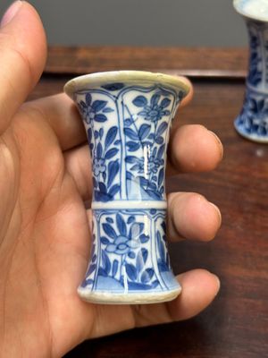 Twee Chinese blauw-witte stem cups en vier gu vazen, Kangxi — foto 15