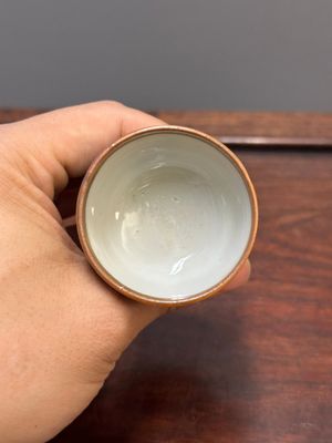 Twee Chinese blauw-witte stem cups en vier gu vazen, Kangxi — foto 22
