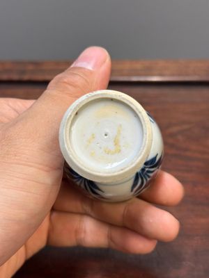 Twee Chinese blauw-witte stem cups en vier gu vazen, Kangxi — foto 23