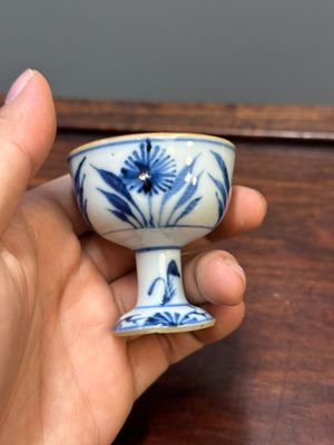 Twee Chinese blauw-witte stem cups en vier gu vazen, Kangxi — foto 25