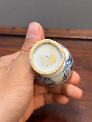 Twee Chinese blauw-witte stem cups en vier gu vazen, Kangxi — foto 27