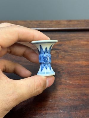 Twee Chinese blauw-witte stem cups en vier gu vazen, Kangxi — foto 3