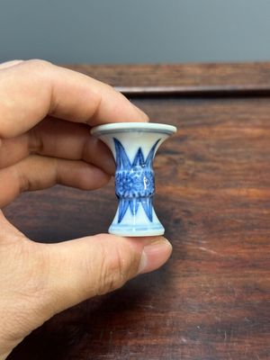 Twee Chinese blauw-witte stem cups en vier gu vazen, Kangxi — foto 4