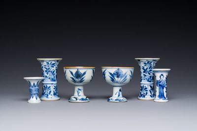 Twee Chinese blauw-witte stem cups en vier gu vazen, Kangxi