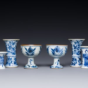 Twee Chinese blauw-witte stem cups en vier gu vazen, Kangxi — foto 2