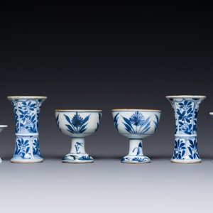 Twee Chinese blauw-witte stem cups en vier gu vazen, Kangxi — foto 3