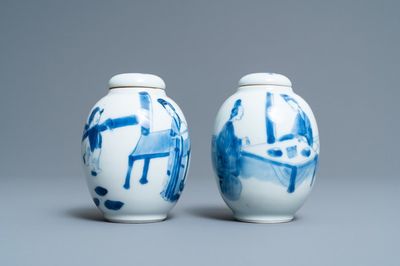 Twee Chinese blauw-witte theebussen met deksels, Kangxi