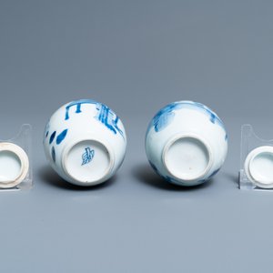 Twee Chinese blauw-witte theebussen met deksels, Kangxi — foto 6