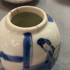 Twee Chinese blauw-witte theebussen met deksels, Kangxi — foto 9