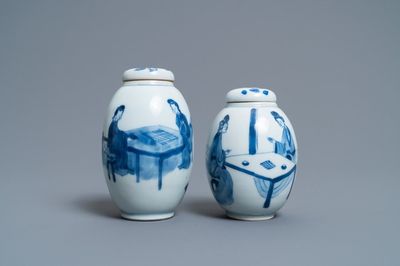 Twee Chinese blauw-witte theebussen met deksels, Kangxi