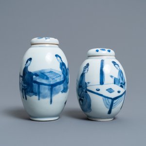 Twee Chinese blauw-witte theebussen met deksels, Kangxi — foto 1