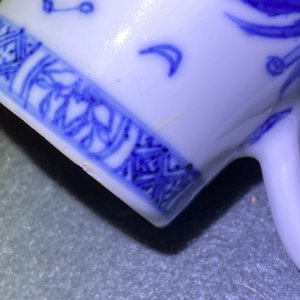 Twee Chinese blauw-witte theepotten en een melkkan, Yongzheng — foto 11