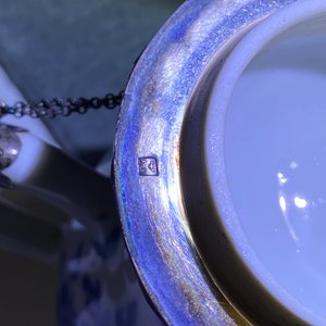 Twee Chinese blauw-witte theepotten en een melkkan, Yongzheng — foto 9