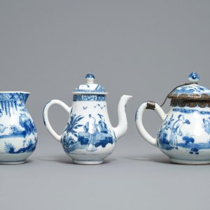 Twee Chinese blauw-witte theepotten en een melkkan, Yongzheng — foto 2