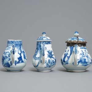 Twee Chinese blauw-witte theepotten en een melkkan, Yongzheng — foto 5
