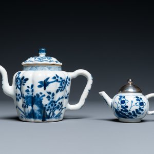 Twee Chinese blauw-witte theepotten, Kangxi/Qianlong — foto 2