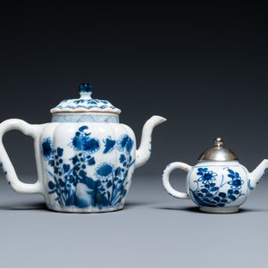 Twee Chinese blauw-witte theepotten, Kangxi/Qianlong — foto 4