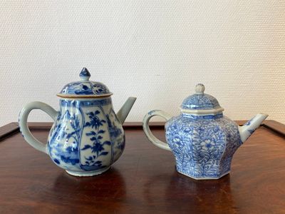 Twee Chinese blauw-witte theepotten met deksels, Kangxi — foto 1