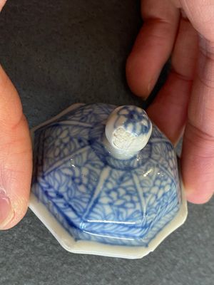 Twee Chinese blauw-witte theepotten met deksels, Kangxi — foto 11