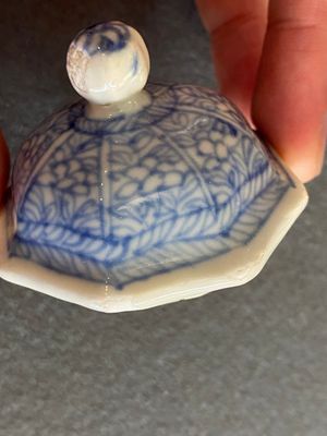 Twee Chinese blauw-witte theepotten met deksels, Kangxi — foto 12