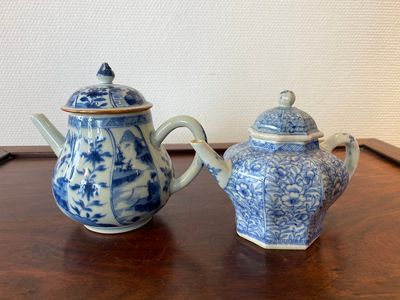 Twee Chinese blauw-witte theepotten met deksels, Kangxi — foto 3