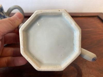 Twee Chinese blauw-witte theepotten met deksels, Kangxi — foto 10