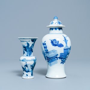 Twee Chinese blauw-witte vazen, Kangxi — foto 2