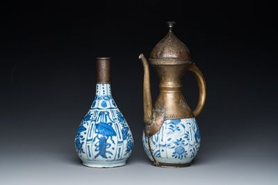 Twee Chinese blauw-witte vazen met bronzen monturen voor de islamitische markt, Wanli