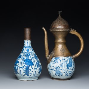 Twee Chinese blauw-witte vazen met bronzen monturen voor de islamitische markt, Wanli — foto 2