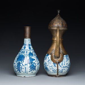 Twee Chinese blauw-witte vazen met bronzen monturen voor de islamitische markt, Wanli — foto 5