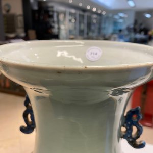 Twee Chinese blauw-witte vazen met celadon fondkleur, 19e eeuw — foto 11