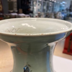 Twee Chinese blauw-witte vazen met celadon fondkleur, 19e eeuw — foto 12