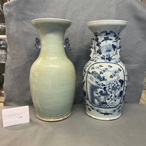 Twee Chinese blauw-witte vazen met celadon fondkleur, 19e eeuw — foto 8