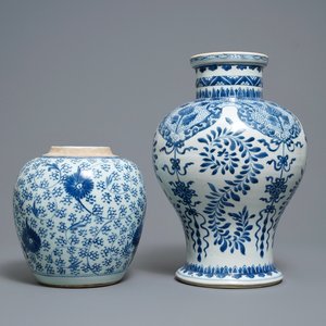 Twee Chinese blauw-witte vazen met floraal decor, Kangxi — foto 1
