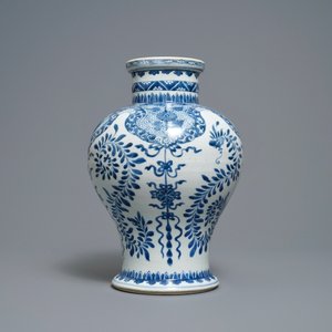 Twee Chinese blauw-witte vazen met floraal decor, Kangxi — foto 5