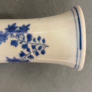 Twee Chinese blauw-witte vazen met floraal decor, Transitie periode — foto 15