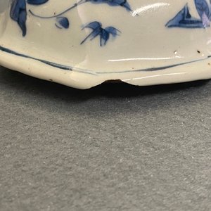 Twee Chinese blauw-witte vazen met floraal decor, Transitie periode — foto 17