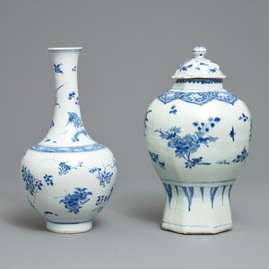 Twee Chinese blauw-witte vazen met floraal decor, Transitie periode — foto 4