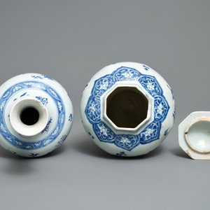 Twee Chinese blauw-witte vazen met floraal decor, Transitie periode — foto 5