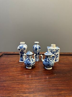 Twee Chinese blauw-witte vazen, twee miniatuur kannen en een theebus, Kangxi — foto 1