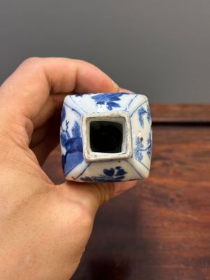 Twee Chinese blauw-witte vazen, twee miniatuur kannen en een theebus, Kangxi — foto 12