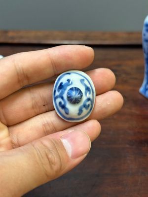 Twee Chinese blauw-witte vazen, twee miniatuur kannen en een theebus, Kangxi — foto 21