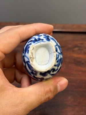 Twee Chinese blauw-witte vazen, twee miniatuur kannen en een theebus, Kangxi — foto 24