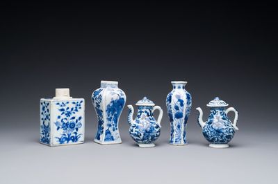 Twee Chinese blauw-witte vazen, twee miniatuur kannen en een theebus, Kangxi