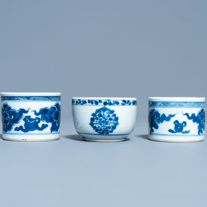 Twee Chinese blauw-witte zandstrooiers en een kom, Kangxi — foto 2