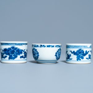 Twee Chinese blauw-witte zandstrooiers en een kom, Kangxi — foto 3