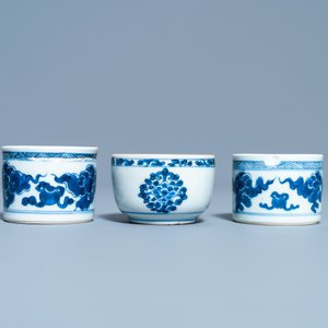 Twee Chinese blauw-witte zandstrooiers en een kom, Kangxi — foto 4