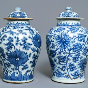 Twee Chinese blauwwitte dekselvazen met lotusslingers, Kangxi — foto 3